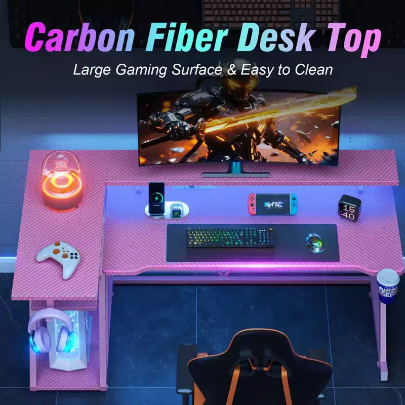 Bureau de jeu d'angle en L rose avec support d'écran et 3 étagères de rangement, bureau de joueur moderne en fibre de carbone pour un gain de place
