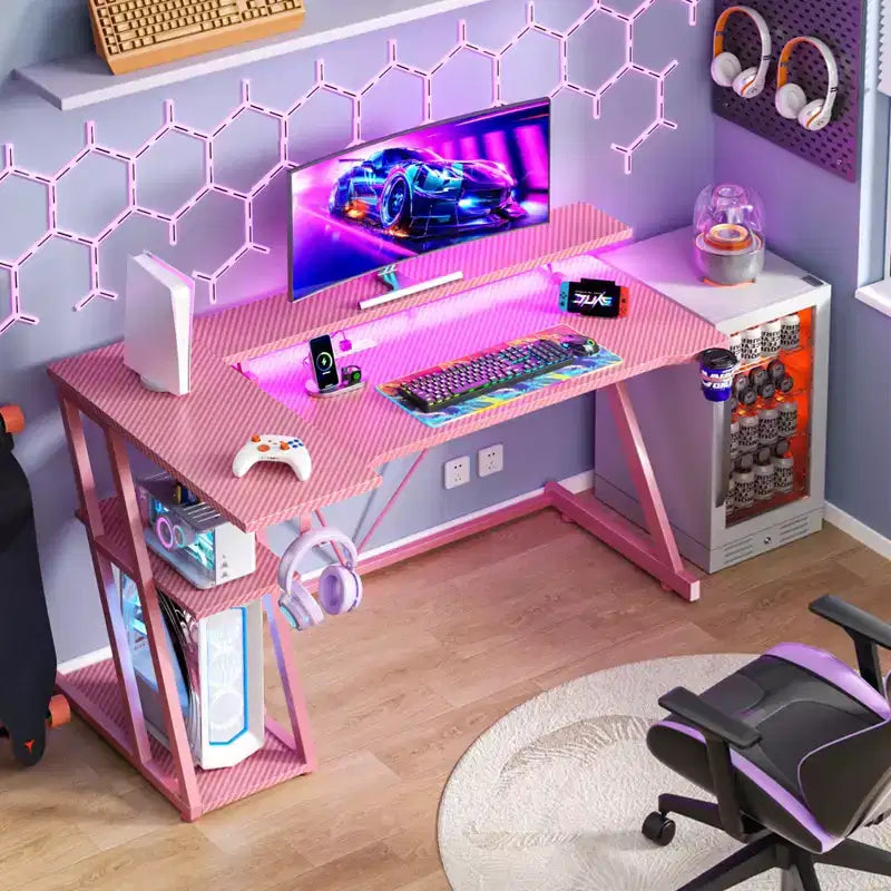 Bureau de jeu d'angle en L rose avec support d'écran et 3 étagères de rangement, bureau de joueur moderne en fibre de carbone pour un gain de place